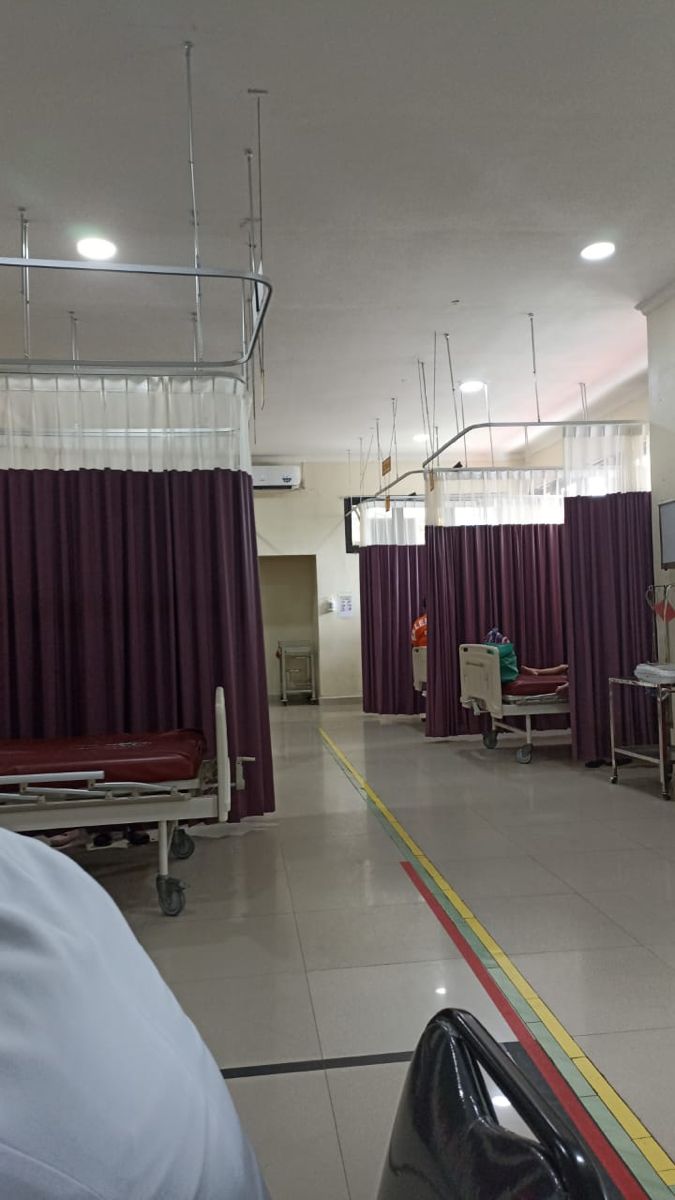 Foto Ruang Tunggu Klinik Rumah Sakit Saat Malam Hari