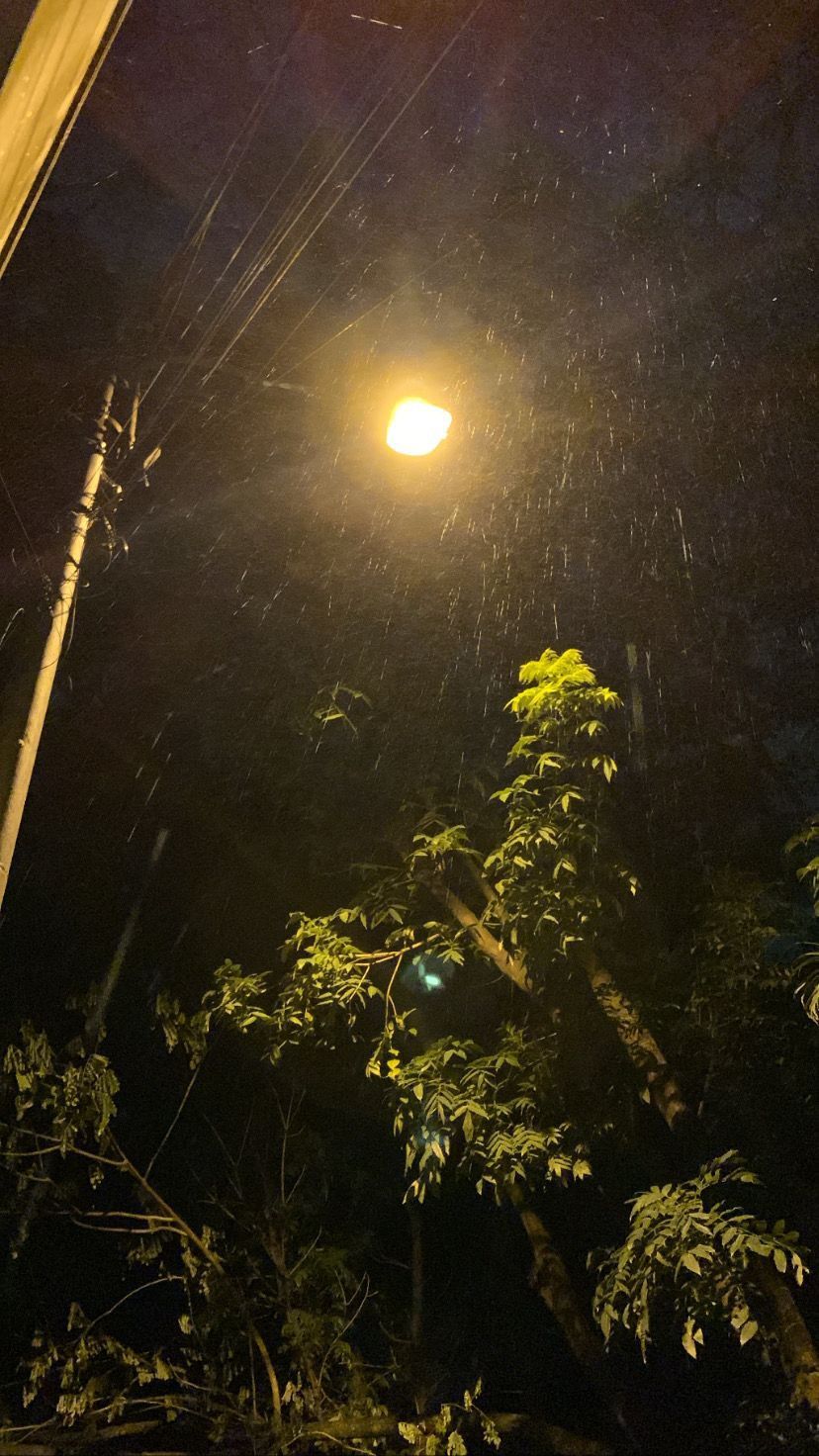 Foto Hujan Malam Hari di Rumah