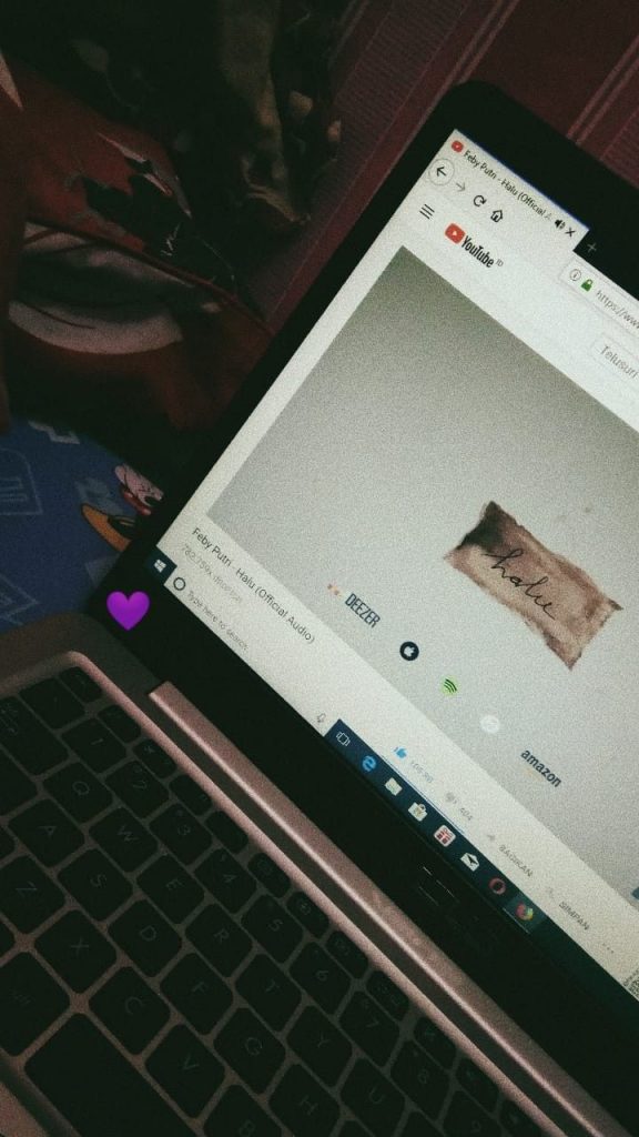 Kumpulan Foto PAP Laptop di Kasur Terlihat Aesthetic